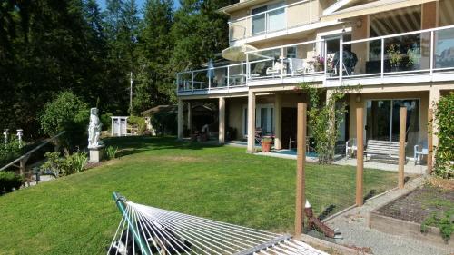 a hammock in the yard of a house at Rae Leigh Heights BnB in Saanichton