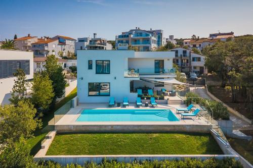Villa Sail near Medulin for 10 persons with 50 m2 heated pool, sea view & beachfront
