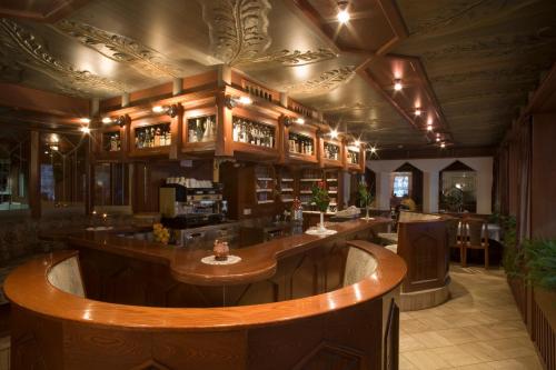un bar dans un restaurant avec un comptoir de bar dans l'établissement Hotel Bel Sit, à Corvara in Badia