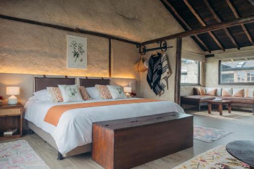 Llit o llits en una habitació de Chilcabamba Lodge