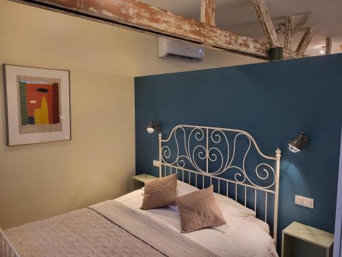 a bedroom with a blue accent wall and a bed at Heerlijk Appartement 'la bienvenue' in Venlo, Limburg in Venlo