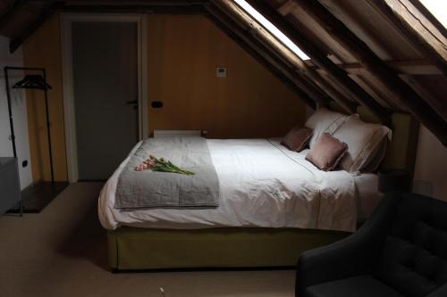 ein Schlafzimmer mit einem großen Bett im Dachgeschoss in der Unterkunft De Jagersloft in Wedde