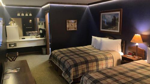 a hotel room with two beds and a sink at Country Mountain Inn in Eureka Springs