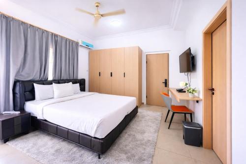 Deluxe Balcony Room in East Legon with Free Breakfast & Gym Access