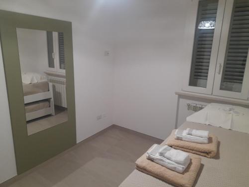 a room with two towels on a bed and a mirror at La Cilinella del Salento in Copertino