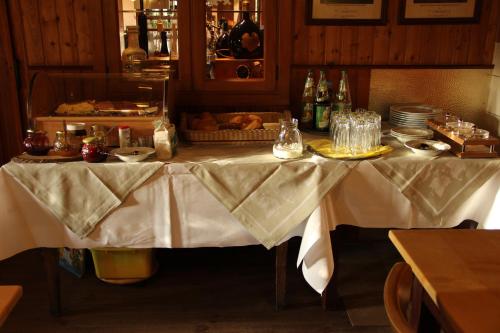 a table with a white table cloth on it at Gasthof Zur Post in Schwabhausen bei Dachau