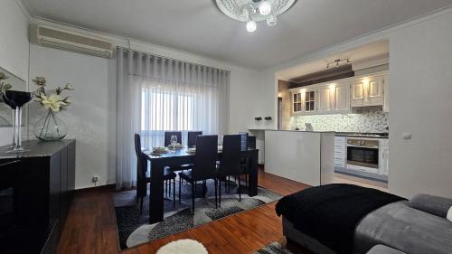 a kitchen and dining room with a table and chairs at Varanda da Gardunha - Alojamento Local in Fundão