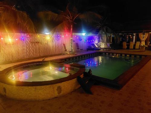 una piscina di notte con luci sul muro di Reverie a Willemstad