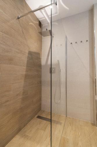 a shower with a glass door in a bathroom at Alquileres Kakiko in Sanlúcar de Barrameda