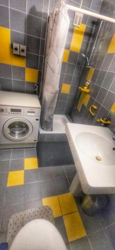 Maison avec 2 espaces separes sur 2 niveaux distincts, Montreux,Festivals,Chateaux de Chillon,FreddieMercury,Casino,lac leman plages,montagne, Pour voyageurs souhaitant partager une maison familiale et economique, 15 minutes a pied du centre en descente