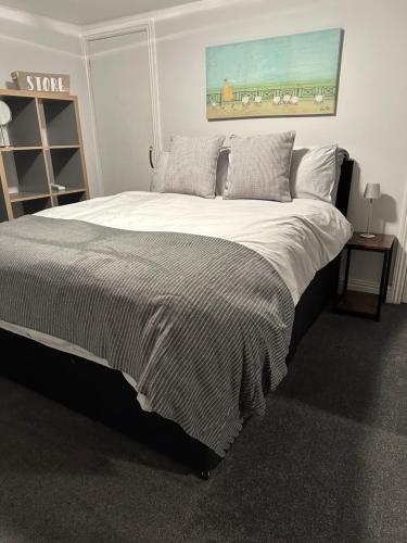 a bedroom with a large bed with white sheets and pillows at Gorgeous Henrietta in Exmouth