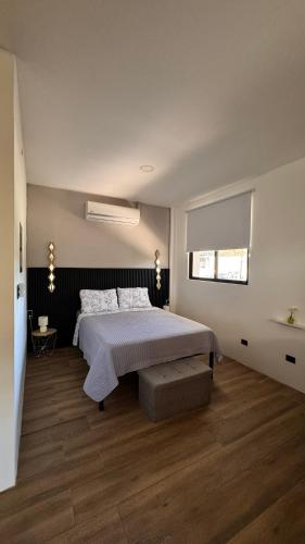 ein Schlafzimmer mit einem großen Bett und einem Holzboden in der Unterkunft GZ Studios in Coco