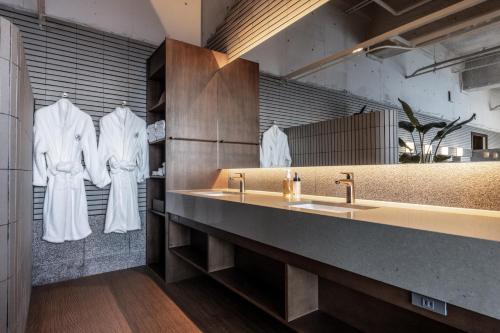 a bathroom with two sinks and a large mirror at IZU RETREAT ATAWAGA SUIKO by Onko Chishin in Higashiizu