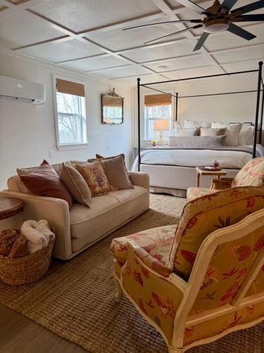 a living room with a couch and a bed at The Wing - luxurious king suite tiny studio home! in Eureka Springs