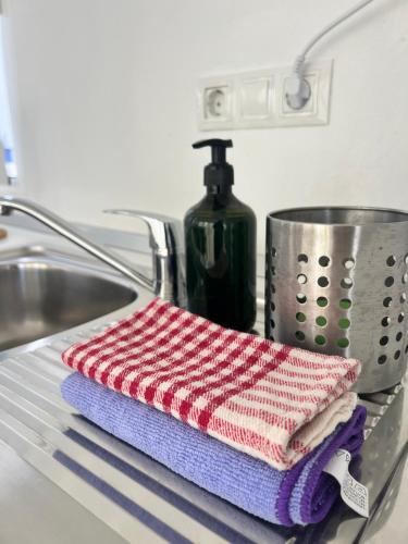 a towel on a drying rack next to a sink at Alojamiento Vacacional con balcón La Vela in Puerto Calero