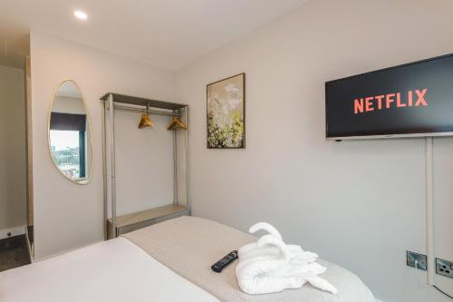 Luxury 2-Bed Apt by Royal Albert Dock & M&S Arena photo 26