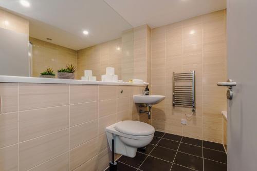 Luxury 2-Bed Apt by Royal Albert Dock & M&S Arena photo 28