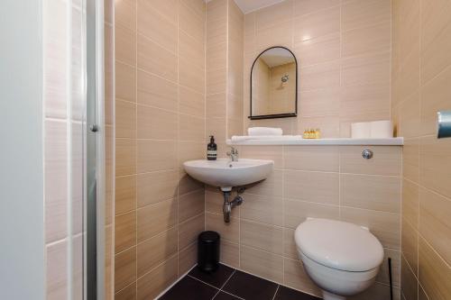 Luxury 2-Bed Apt by Royal Albert Dock & M&S Arena photo 35