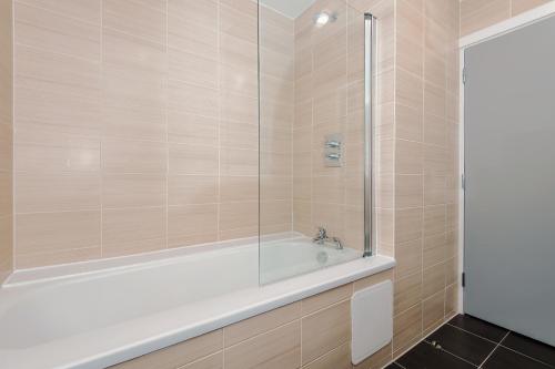 Luxury 2-Bed Apt by Royal Albert Dock & M&S Arena photo 9