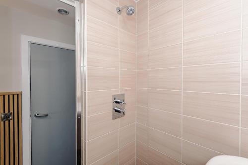 Luxury 2-Bed Apt by Royal Albert Dock & M&S Arena photo 36