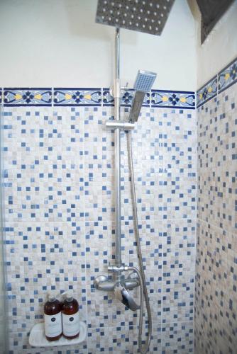 a bathroom with a shower with three jars in it at Encantadora casa de campo in Ciudad Lujan de Cuyo