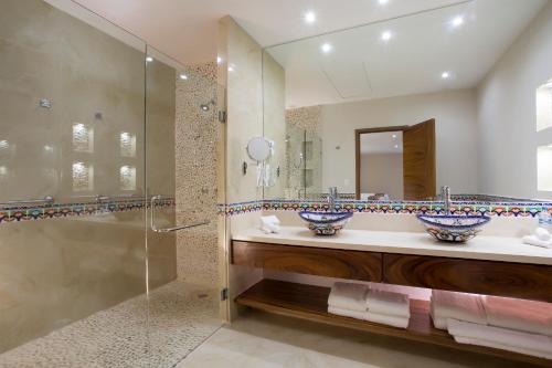 ein Badezimmer mit zwei Waschbecken und einer Dusche in der Unterkunft Playa Los Arcos Hotel Beach Resort & Spa in Puerto Vallarta