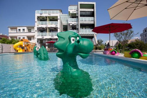 a pool with a green elephant in the water at Diudiu Dang Paternity B&B in Dongshan