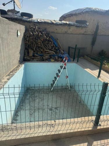 Piscina a Chiyalle o a prop
