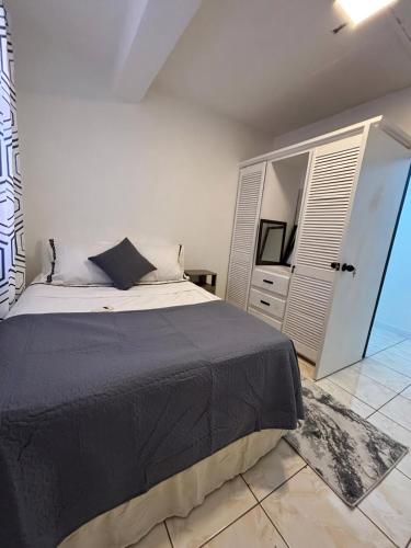 Llit o llits en una habitació de Isca Place- Spacious conveniently located