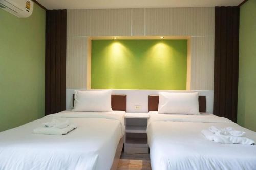 Giường trong phòng chung tại Honey Hotel Chiang Saen
