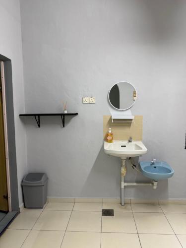 a bathroom with a sink and a mirror at Greeny Homestay in Muar