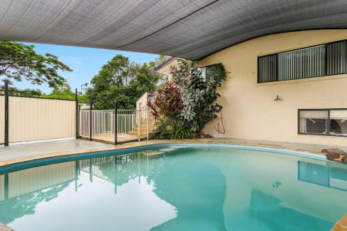 a swimming pool in front of a building at Gallery Motel in Murwillumbah