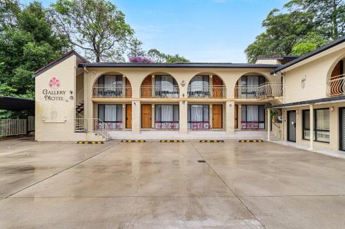 an empty parking lot in front of a building at Gallery Motel in Murwillumbah