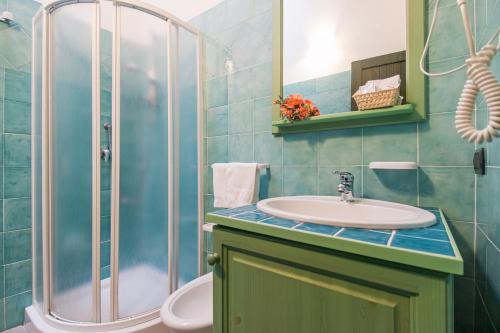 a bathroom with a sink and a shower at Albergo Residenziale Gli Ontani in Cala Liberotto