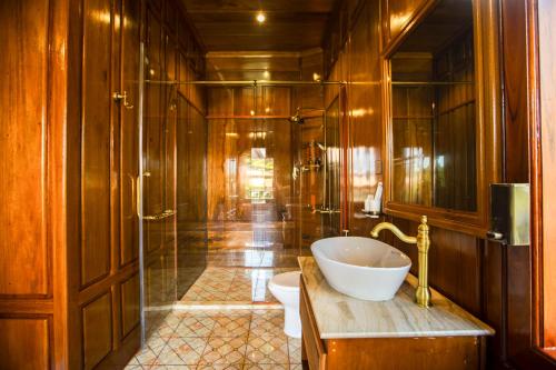 un bagno con vasca, WC e doccia di Phum Mongkol Village a Phumĭ Thnŭng