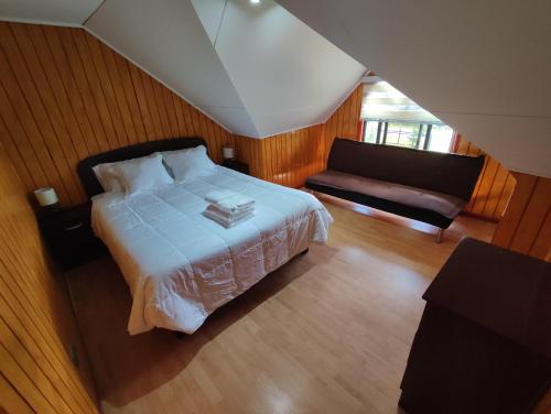 a bedroom with a bed and a couch at Hospedaje Fer-Mar in Castro