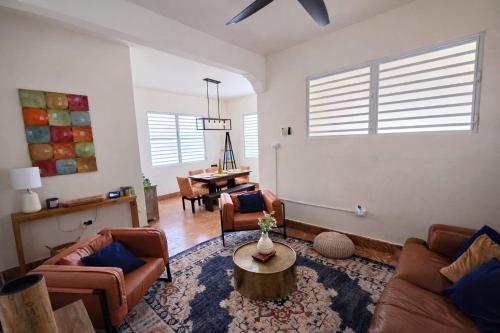 Villa Zoed في سان خوان: غرفة معيشة بها أرائك وطاولة