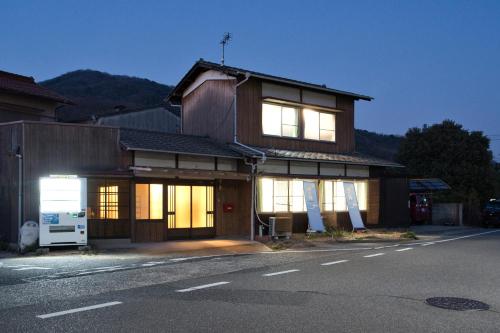 a house with its lights on on a street at Hareumi in Tamano