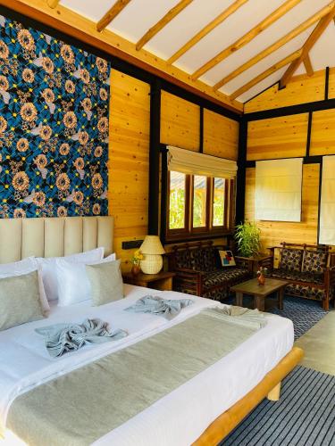 a bedroom with a large bed in a room at Treetops ella in Ella
