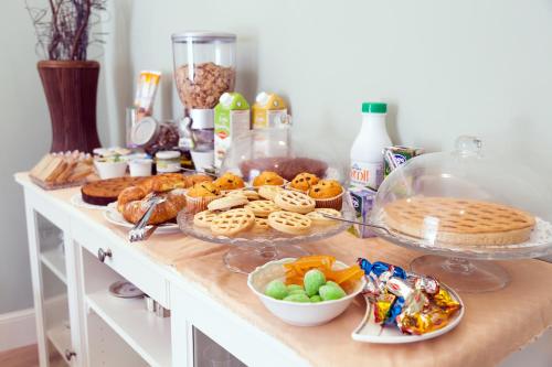 ein Tisch mit Brot und anderen Speisen darauf in der Unterkunft Il Leone Blu in Catania