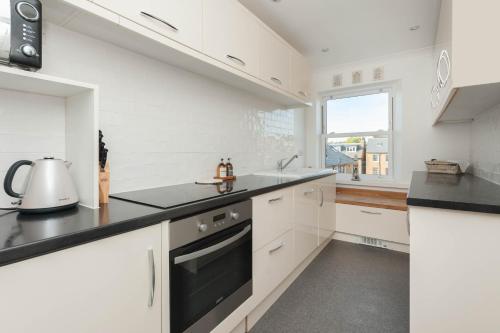 Cuisine ou kitchenette dans l'établissement 2 Bed beach front apartment with spectacular views overlooking Viking Bay