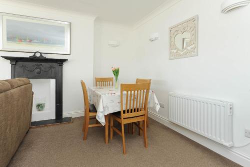 Coin salon dans l'établissement 2 Bed beach front apartment with spectacular views overlooking Viking Bay
