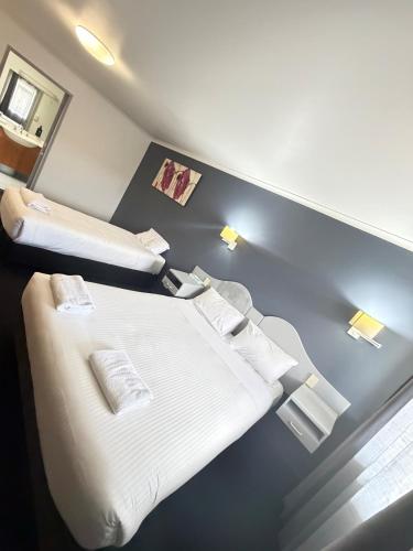 a hotel room with a bed and two lamps at Centrepoint Motor Inn in Rockhampton