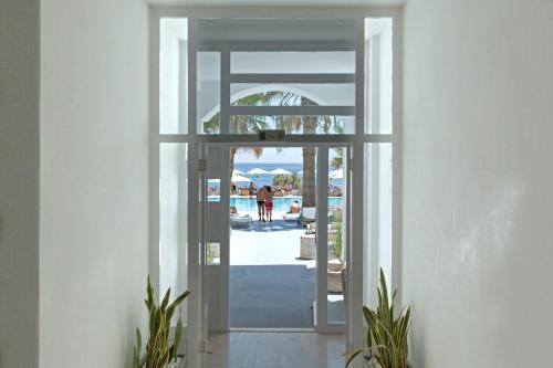 Η πρόσοψη ή η είσοδος του Kamari Beach Hotel 