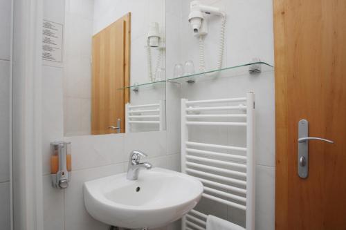 Ett badrum på Hotel Tabor Maribor