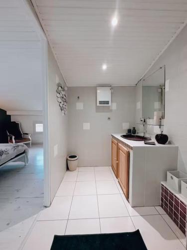 a white kitchen with a sink and a counter top at Duplex de Charme en Provence, Vue Imprenable in Bargemon