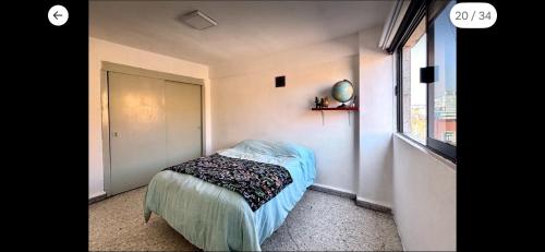 a bedroom with a bed in a room with a window at Cómoda y céntrica habitación en Tenochtitlán, en departamento compartido, CDMX in Mexico City