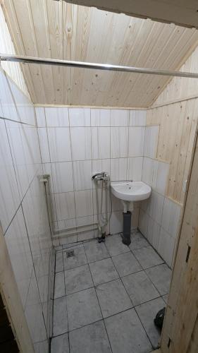 a small bathroom with a sink in a room at Байк Пост Т67 in Rakovo