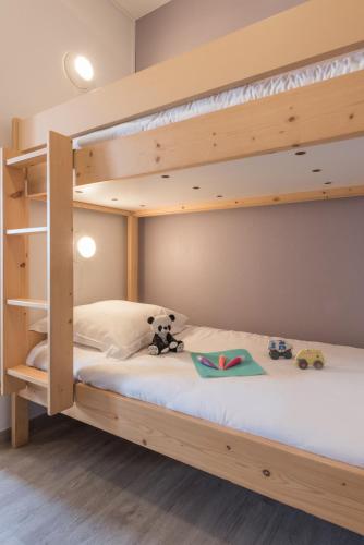 Ce lit superposé se trouve dans une chambre pour enfants avec 2 lits superposés. dans l'établissement Résidence Promenade des Bains - maeva Home, à Saint-Raphaël
