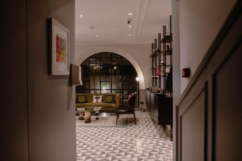 ein Flur mit einem Wohnzimmer mit einer Couch in der Unterkunft Ambiance Boutique Art Hotel Lahore in Lahore